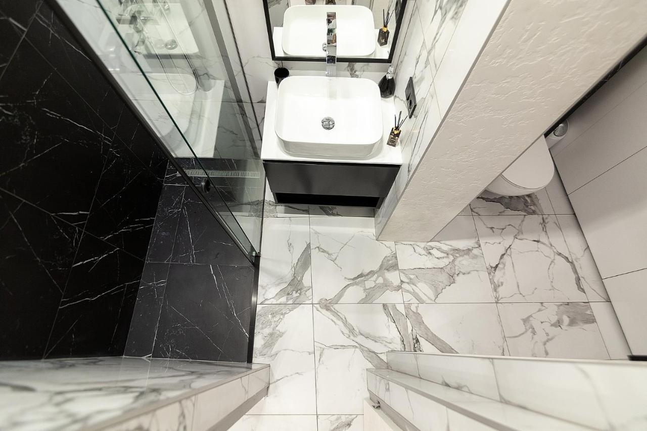 Lovely Apartment On Drahomanova Street ลวีฟ ภายนอก รูปภาพ